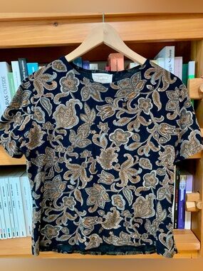 Beautiful vintage tee with paisley like pattern